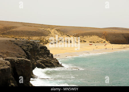 Schönen wilden Strand mit Dünen der Wüste und Felsen, Playas de Papagayo, Lanzarote, Kanarische Inseln Stockfoto