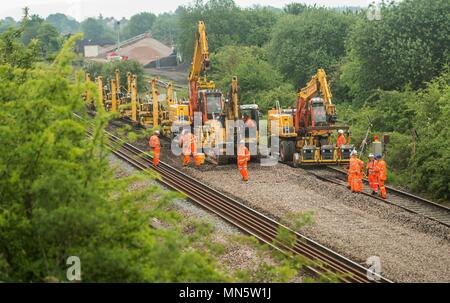 Network Rail start Festlegung der Anschluss unter Jagden Mühle Brücke, Wotton Bassett. 27/05/17. Stockfoto