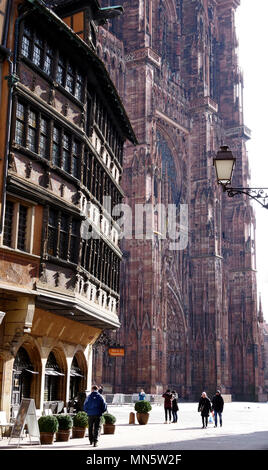 Mittelalterlichen Straßburg, großes Fachwerkhaus mit Kathedrale von Notre Dame de Strasbourg überragt es wie ein rosa Stein Cliff Stockfoto