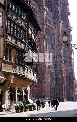 Mittelalterlichen Straßburg, großes Fachwerkhaus mit Kathedrale von Notre Dame de Strasbourg überragt es wie ein rosa Stein Cliff Stockfoto