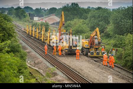 Network Rail start Festlegung der Anschluss unter Jagden Mühle Brücke, Wotton Bassett. 27/05/17. Stockfoto