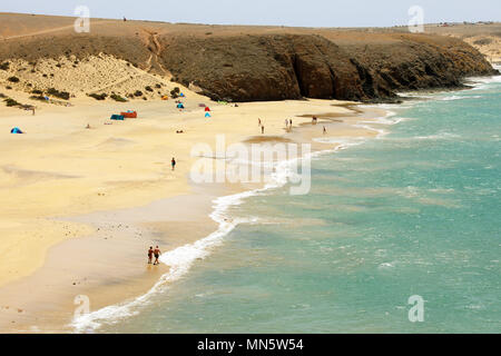 Tolle Aussicht von Playas de Papagayo Stränden mit Sanddünen in Costa del Rubicon Küste, Lanzarote, Kanarische Inseln Stockfoto