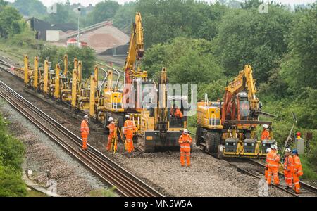 Network Rail start Festlegung der Anschluss unter Jagden Mühle Brücke, Wotton Bassett. 27/05/17. Stockfoto