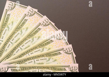 Hundert und fünfzig Dollar, Rechnungen, die in einem Ventilator verteilt Stockfoto