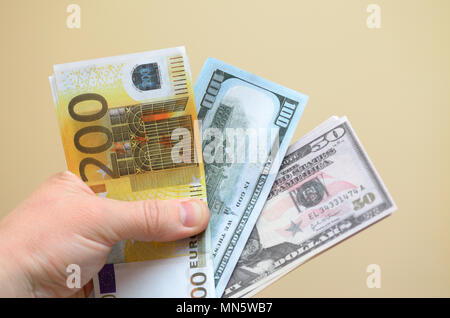 Hundert und fünfzig Dollar, Rechnungen, die in einem Ventilator verteilt Stockfoto