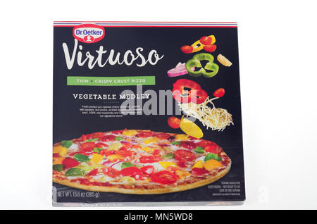 Dr. Oetker gefrorenes Gemüse medley dünne knusprige Kruste pizza Stockfoto