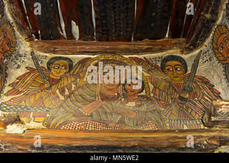 St. Maria und Kind, durch den Erzengel Michael und Gabriel, Felsen gehauene Kirche Petros und Paulus Melehayzengi, Tigray, Äthiopien flankiert Stockfoto