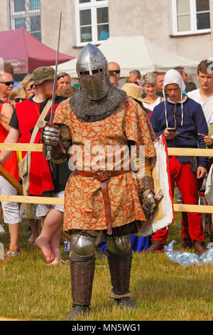 Ritter mit Schild und Schwert. "Knight's Turnier mit Pflaume". Szydlow, Polen, 23. Juli 2017. Stockfoto