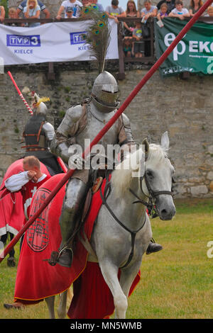 Ritter zu Pferd. "Knight's Turnier mit Pflaume". Szydlow, Polen, 23. Juli 2017. Stockfoto