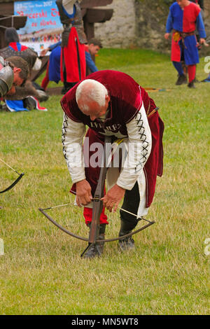 Armbrust Mann. Anzeigen von Mitgliedern des Ritterlichen Ordens von St. Georg von Visegrad (Ungarn). "Knight's Turnier mit Pflaume". Szydlow, Polen. Stockfoto