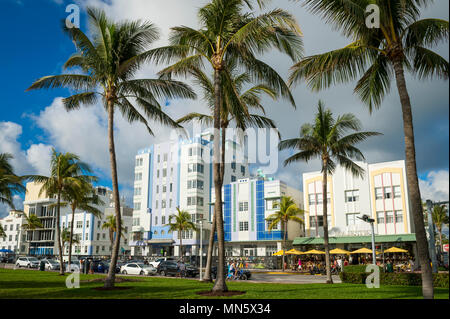 MIAMI - ca. Januar 2018: Restaurants auf der touristischen Streifen des Ocean Drive sind bereit für morgen Kunden in South Beach. Stockfoto