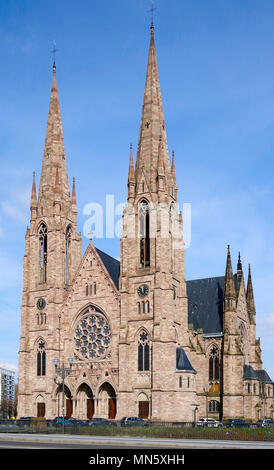 St Paul's Evangelische Kirche in Straßburg, am südlichen Ende von St. Helena, einem wunderschönen gotischen Kirche mit zwei Türmen und Zinnen auf W vorne Stockfoto