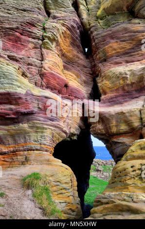 Die Höhlen von Caiplie - Die Buchten - auf der Route der Fife Spaziergang entlang der Küste in der Nähe von Cellardyke/Crail in Fife, Schottland, Großbritannien. Stockfoto