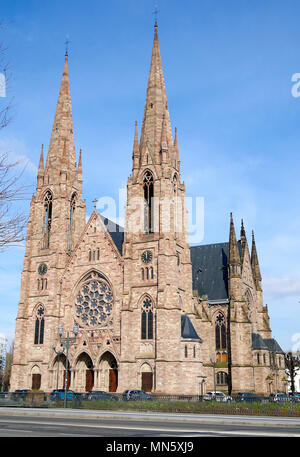 St Paul's Evangelische Kirche in Straßburg, am südlichen Ende von St. Helena, einem wunderschönen gotischen Kirche mit zwei Türmen und Zinnen auf W vorne Stockfoto