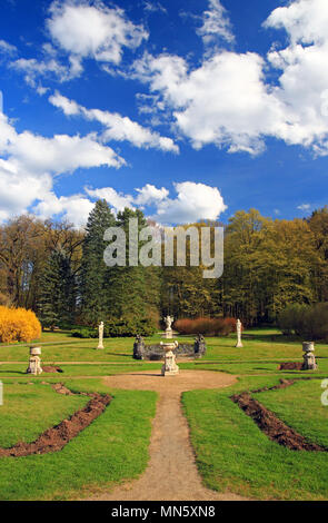 Schönen Englischen Garten mit Hecken, symmetrisch, mit einem großen, offenen grünen Rasen für Partys, Open-Air-Aktivitäten. Stockfoto