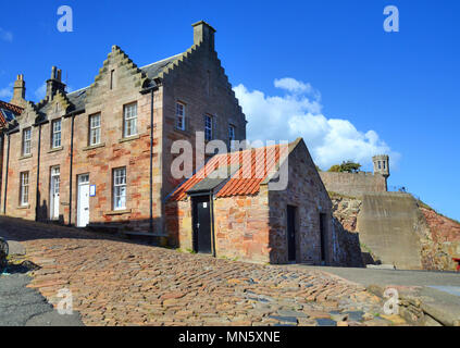 Gepflasterten Straße, die zu Crail Hafen - East neuk von Fife - Schottland Stockfoto