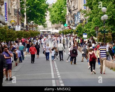 Fußgänger füllen eine der wichtigsten Straßen, rue de la République, vorübergehend für den Verkehr gesperrt, an einem Samstag Nachmittag in Avignon, Frankreich Stockfoto