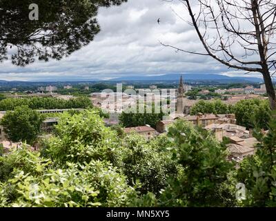 Blick über die roten Dächer der Altstadt von Avignon, Frankreich an einem Tag mit tiefen Wolken. Stockfoto