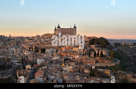 Toledo Sunset City Blick auf den Alcazar von Mirador del Valle in Spanien Stockfoto