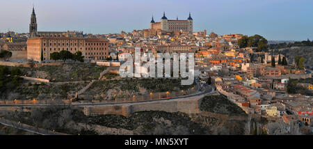 Toledo Sunset City Blick auf den Alcazar von Mirador del Valle in Spanien Stockfoto