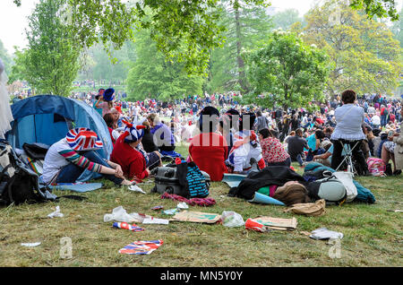 Königliche Hochzeit Menge. Menschen Zusammenbruch in St. James's Park neben der Mall nach der William und Kate Royal Wedding. Fans hatten für Stunden stand Stockfoto