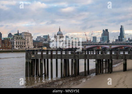 London City Skyline mit dem Walkie Talkie, Cheesegrater, Tower 42 Wolkenkratzer und St Paul's Kathedrale, von der Queen's gesehen zu Fuß Stockfoto