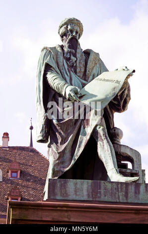 Bronze Statue von Johannes Gutenberg eine offene Bibel im Ort Gutenberg in Straßburg, Frankreich Stockfoto