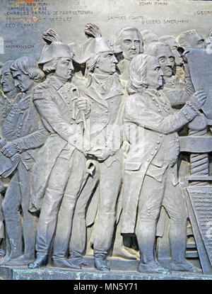 Detail von Amerika, ein Relief auf der Gutenberg Denkmal in Straßburg, Frankreich, Benjamin Franklin, die die Erklärung der Unabhängigkeit Stockfoto