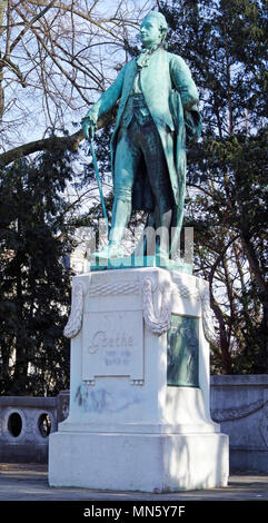 Statue von Johann Wolfgang von Goethe, deutscher Schriftsteller und Staatsmann in der Mitte des Goethe Denkmal vor der Universität Palast in Straßburg Stockfoto