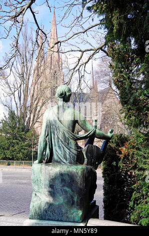 Polyhymnia, die Muse der Lyrik, Teil des Goethe Denkmal in Straßburg die Betrachtung der Evangelischen Kirche des Hl. Paulus Stockfoto