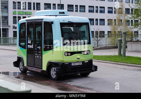 Stockholm, Schweden - 4. Mai 2018. Eine Fahrt mit dem Bus auf der geraden Straße zwischen Scandic Victoria Hotel und dem Einkaufszentrum Kista Galleria in der nördlichen S Stockfoto