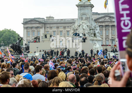 Royal Wedding. Riesige Menschenmengen an, die versuchen, in den Raum am Buckingham Palace um Victoria Memorial zu drücken, um einen Blick auf William und Kate zu fangen Stockfoto