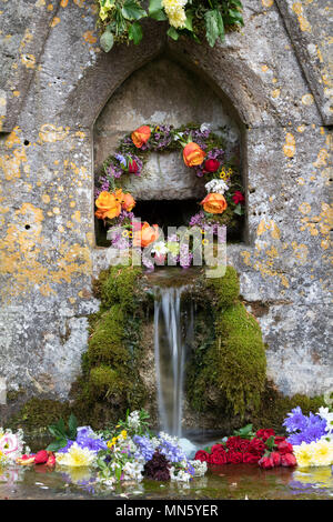 Bisley gut dressing Zeremonie. Blumenschmuck am 7 Brunnen in bisley Feiern Christi Himmelfahrt. Bisley, Cotswolds, Gloucestershire, England Stockfoto