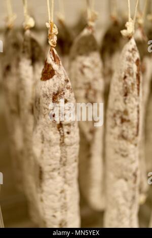 Wurst hängen und das Heilen, Haus, gourmet geheilt Erbe Texas Fleisch in einer Küche im La Bergerie handwerklichen Markt, Fredericksburg, Texas, USA Stockfoto