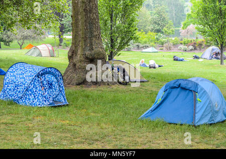 Königliche Hochzeit. Zelte im St James's Park in der Nähe der Mall am Morgen der Hochzeit von William und Kate, London, Großbritannien Stockfoto