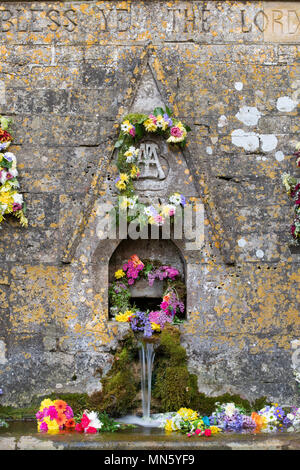 Bisley gut dressing Zeremonie. Blumenschmuck am 7 Brunnen in bisley Feiern Christi Himmelfahrt. Bisley, Cotswolds, Gloucestershire, England Stockfoto