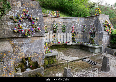 Bisley gut dressing Zeremonie. Blumenschmuck am 7 Brunnen in bisley Feiern Christi Himmelfahrt. Bisley, Cotswolds, Gloucestershire, England Stockfoto