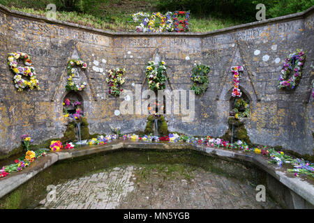 Bisley gut dressing Zeremonie. Blumenschmuck am 7 Brunnen in bisley Feiern Christi Himmelfahrt. Bisley, Cotswolds, Gloucestershire, England Stockfoto