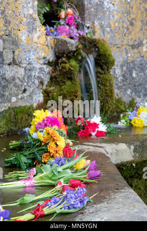 Bisley gut dressing Zeremonie. Blumenschmuck am 7 Brunnen in bisley Feiern Christi Himmelfahrt. Bisley, Cotswolds, Gloucestershire, England Stockfoto