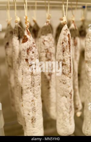 Wurst hängen und das Heilen, Haus, gourmet geheilt Erbe Texas Fleisch in einer Küche im La Bergerie handwerklichen Markt, Fredericksburg, Texas, USA Stockfoto