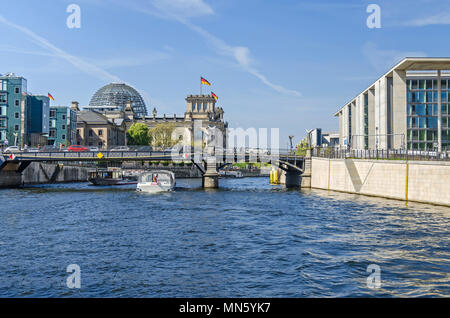 Berlin, Deutschland - 22. April 2018: die Spree mit touristischen Boote, die Brücke Marschallbruecke, Parlament, alten Gebäude Reichstag und das Neue parli Stockfoto