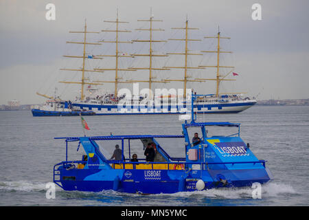 Hop on-Hop off-touristischen Boot auf Tage Fluss, Belem, Lissabon, Portugal Stockfoto