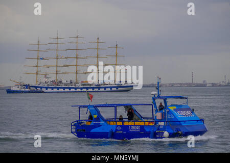 Hop on-Hop off-touristischen Boot auf Tage Fluss, Belem, Lissabon, Portugal Stockfoto