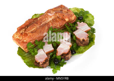 Ein Stück von geräuchertem Fleisch auf einem Ton Teller mit frischen Gewürzen mit Segmenten. Guter Snack für Bier. In Scheiben geschnitten morgen Sandwich. Ein hervorragendes Gericht für breakfas Stockfoto