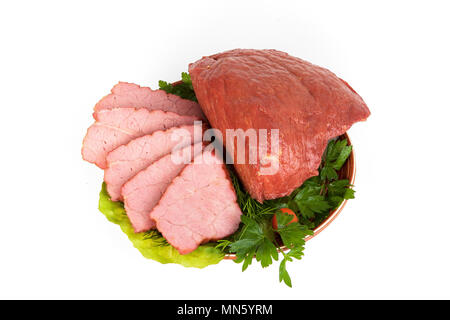 Ein Stück von geräuchertem Fleisch auf einem Ton Teller mit frischen Gewürzen mit Segmenten. Guter Snack für Bier. In Scheiben geschnitten morgen Sandwich. Ein hervorragendes Gericht für breakfas Stockfoto