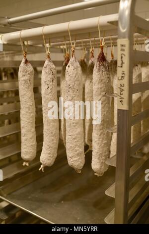 Wurst hängen und das Heilen, Haus, gourmet geheilt Erbe Texas Fleisch in einer Küche im La Bergerie handwerklichen Markt, Fredericksburg, Texas, USA Stockfoto