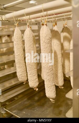 Wurst hängen und das Heilen, Haus, gourmet geheilt Erbe Texas Fleisch in einer Küche im La Bergerie handwerklichen Markt, Fredericksburg, Texas, USA Stockfoto