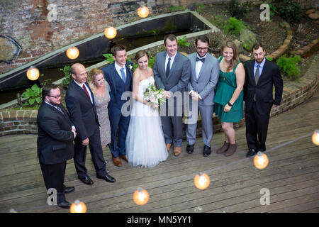 Bridal Partei stellt für Fotos nach der Trauung, Athens, Georgia, USA Stockfoto