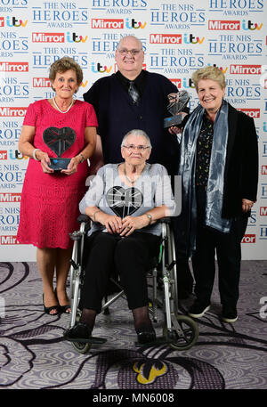 Sandi Toksvig (rechts) präsentiert die unbesungenen Helden Award an der NHS Helden Awards zu Shirley Whitney (links), Willie Schilde und Margaret Taylor, im Hilton Hotel in London. Stockfoto