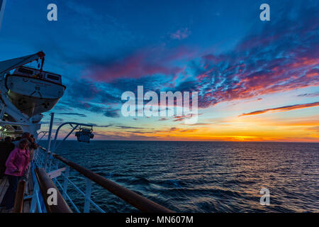 Juli Sonnenuntergang Überquerung des Polarkreises Stockfoto